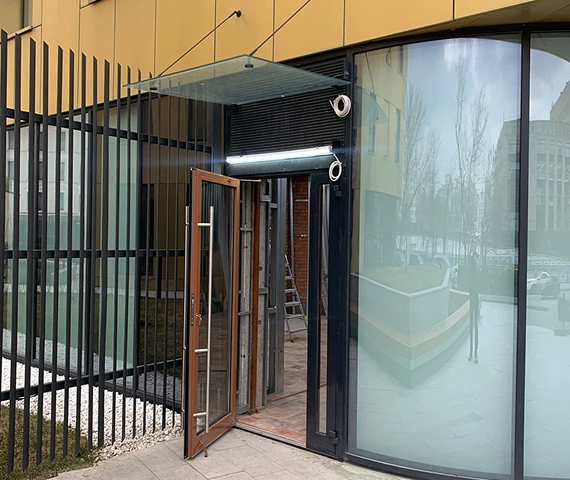 ПрофПроект — это надёжный производитель и подрядчик в сфере остекления алюминиевых дверей, фасадов и установки алюминиевых окон.