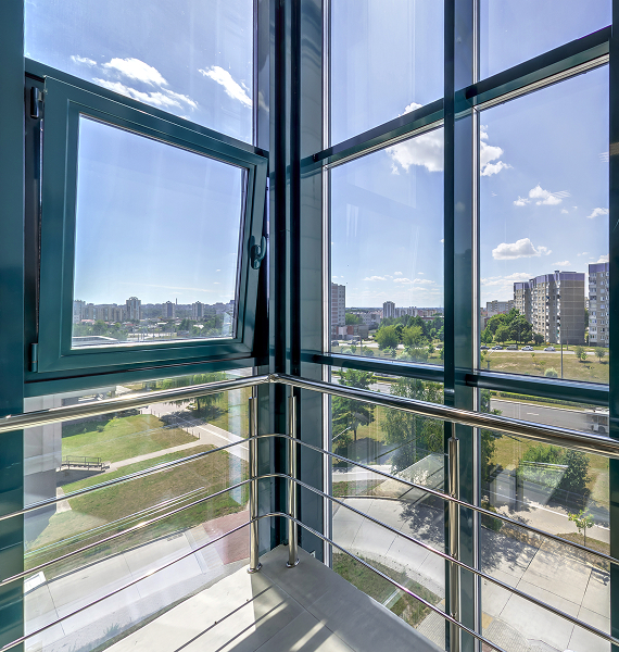 Холодное открывающееся окно