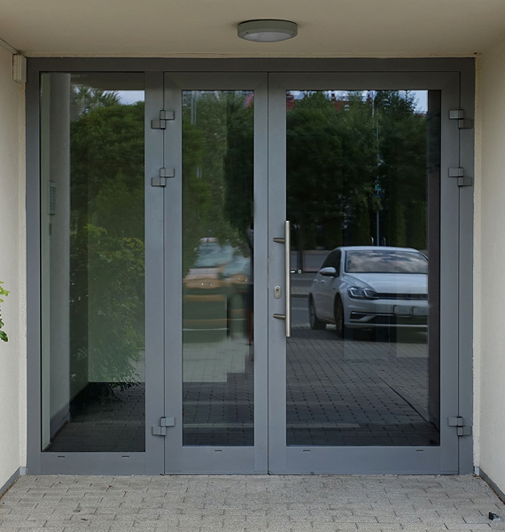 Тёплая алюминиевая дверь с терморазрывом